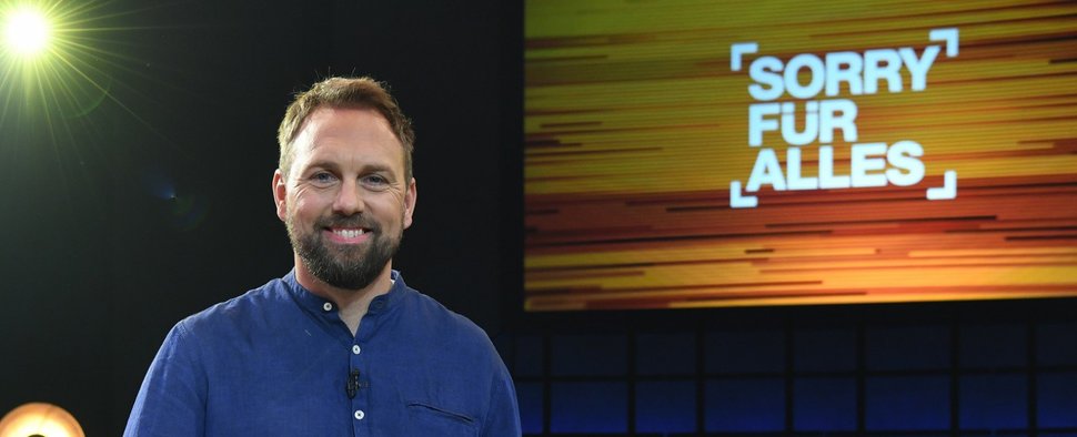Steven Gätjen präsentiert die ZDF-Show „Sorry für alles“ – Bild: ZDF/Sascha Baumann
