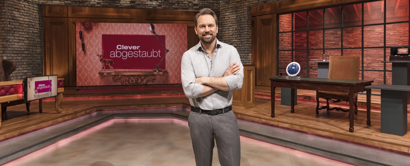 „Clever abgestaubt“: Steven Gätjen moderiert Trödel-Quiz bei ZDFneo – Deutsche Adaption eines BBC-Formats – Bild: ZDF/​Stephan Hamacher