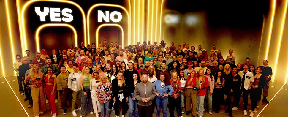 Steven Gätjen (vorne Mitte) und die Kandidaten der neuen Prime-Video-Show – Bild: Amazon Prime Video