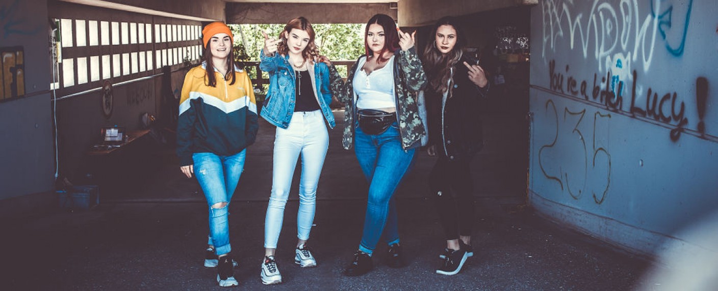 „Stichtag“: Neue Coming-of-Age-Serie demnächst bei Joyn – Wette um das erste Mal entwickelt sich zu gefährlichem Wettkampf – Bild: Joyn/​smac media/​Ramin Morady