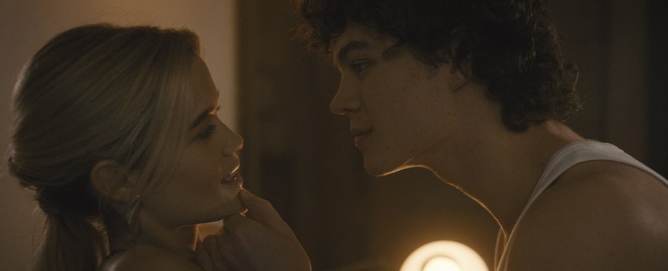 Stiefgeschwister mit grausamen Absichten: Caroline (Sarah Catherine Hook) und Lucien (Zac Burgess) erotisiert das Intrigenspiel. – Bild: Amazon Prime Video