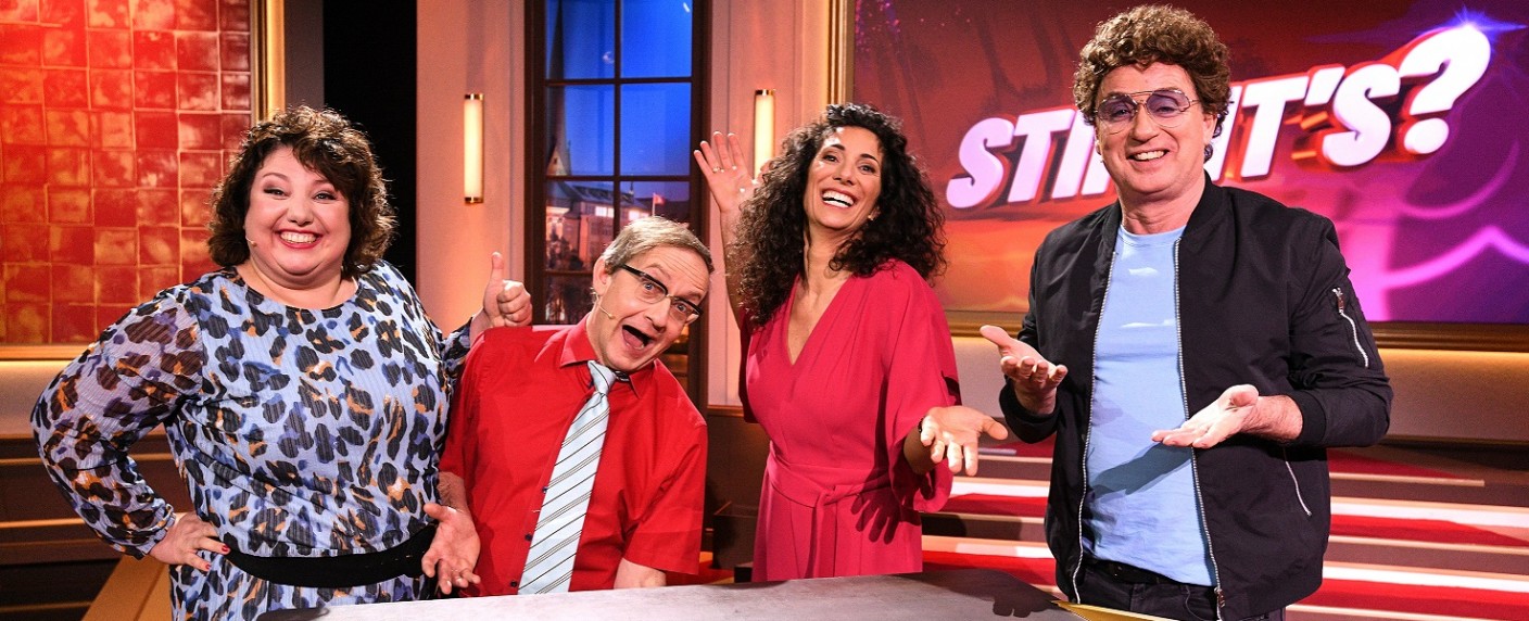 „Stimmt’s?“: Neues Fake-News-Quiz mit Gezer, Boning und Schröder startet an Ostern – Show will Lügengeschichten im Netz entlarven – Bild: NDR/​Riverside Entertainment GmbH