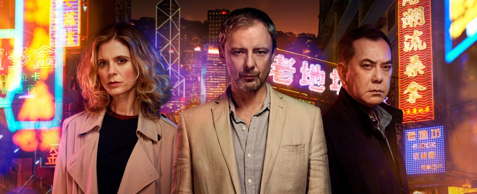 „Strangers“ mit Emilia Fox, John Simm und Anthony Wong (v. l.) – Bild: ITV Studios