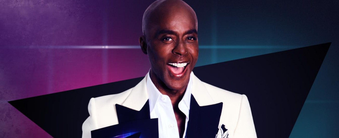 Bruce Darnell lädt zum „Strip Karaoke“ – Neue Fernsehshow kombiniert Playback-Singen mit Entkleidung – Bild: Puls 4/​Jörg Klickermann