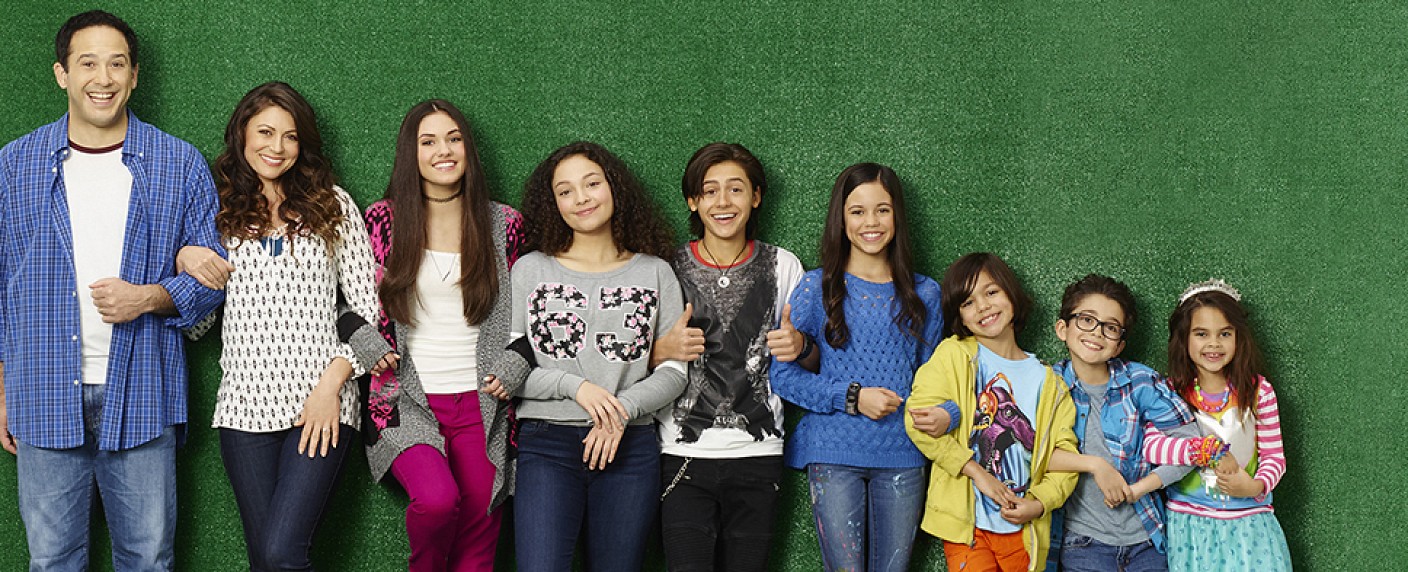 „Mittendrin und kein Entkommen“: Deutschlandpremiere neuer Disney-Sitcom im März – Comedy mit „Jane the Virgin“-Kinderstar Jenna Ortega – Bild: Disney Channel