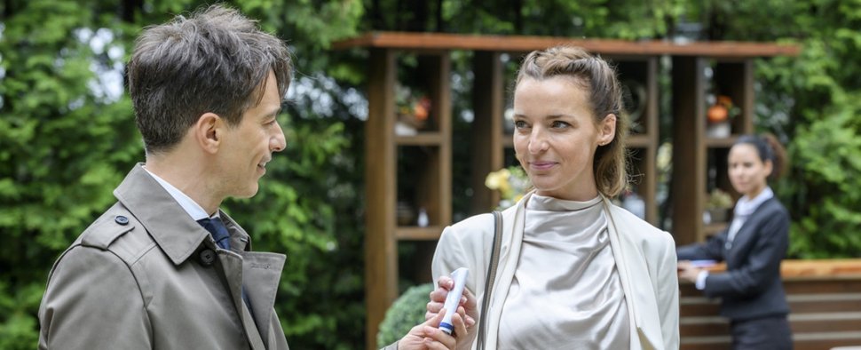 „Sturm der Liebe“: Deborah Müller (mit Lorenzo Patané) ist neu im Fürstenhof – Bild: ARD/Christof Arnold