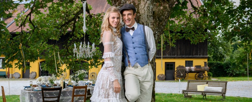 „Sturm der Liebe“: Alicia (Larissa Marolt) und Victor (Sebastian Fischer) wollen sich das Ja-Wort geben – Bild: ARD/Christof Arnold