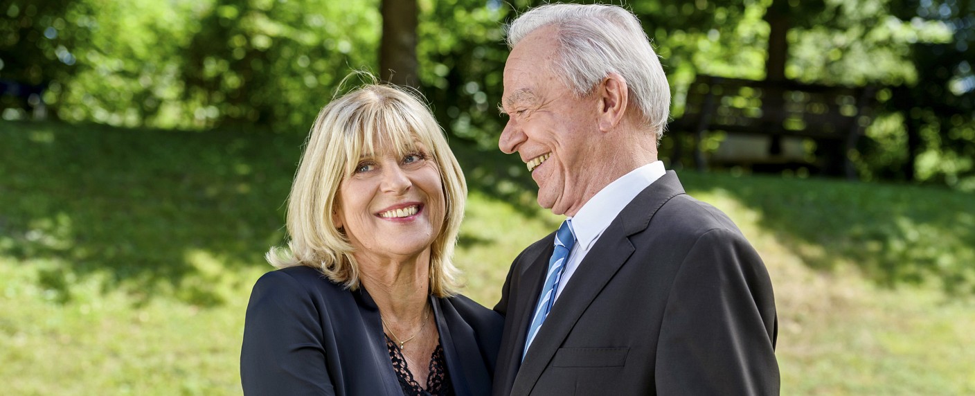 Besondere „Sturm der Liebe“-Hochzeit: Charlotte und Werner geben sich erneut das Ja-Wort – Hauptdarsteller der ersten Stunde bestätigen ihre Liebe – Bild: ARD/​Christof Arnold