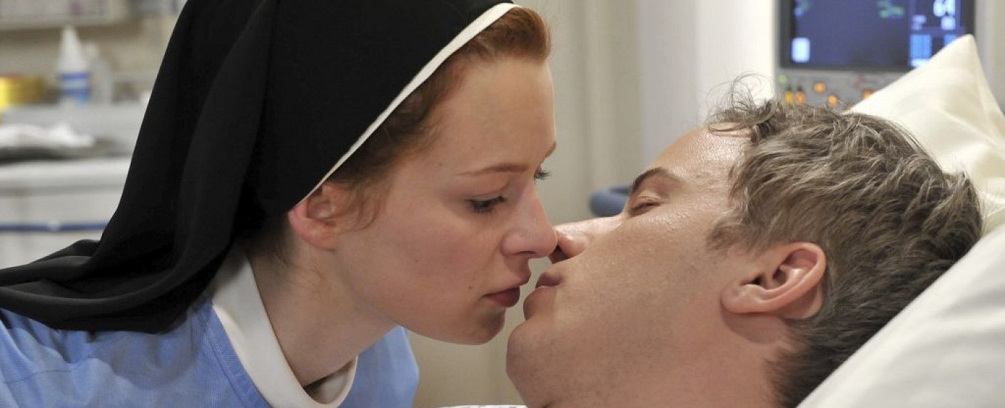 „Sturm der Liebe“: Einer steigt aus, eine kehrt zurück – Liebesglück und finanzielle Nöte im Fürstenhof – Bild: ARD/​Ann Paur