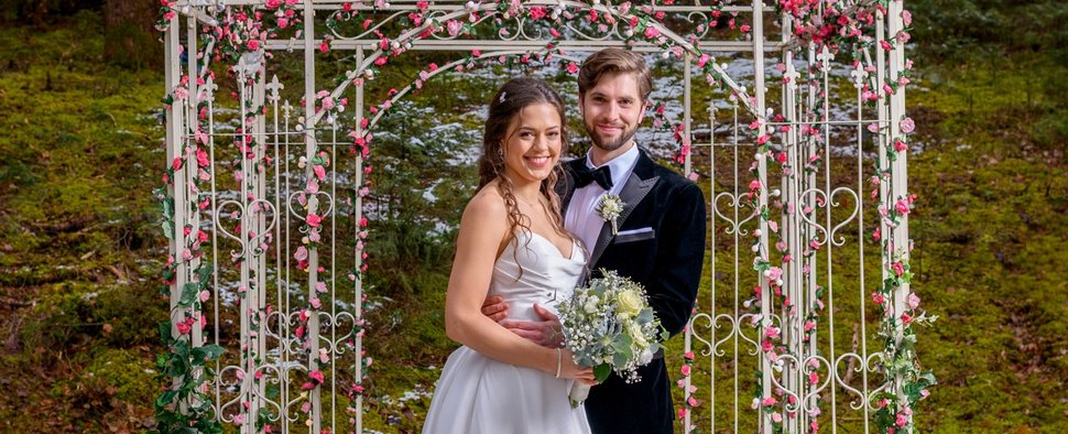 Maxi (Katharina Scheuba, l.) und Henry (Elias Reichert, r.) feiern ihre Traumhochzeit in „Sturm der Liebe“ – Bild: ARD/Christof Arnold