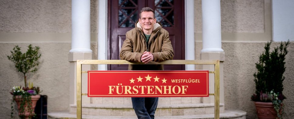 Frederik Bott stößt als Förster Marlon Ständler zur Telenovela – Bild: ARD/Christof Arnold