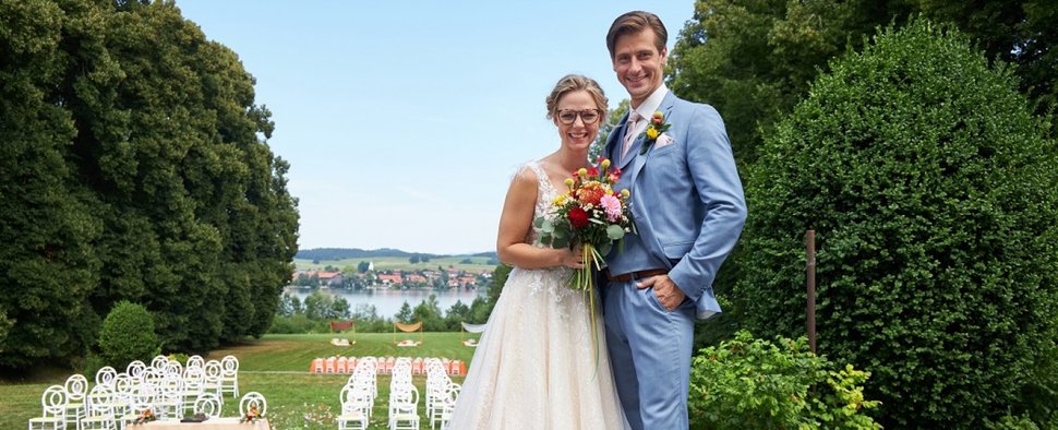Josie (Lena Conzendorf) und Paul (Sandro Kirtzel) heiraten am Turm – Bild: ARD/Bojan Ritan