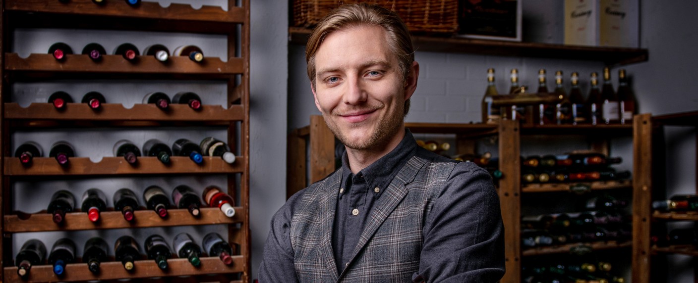 „Sturm der Liebe“: Attraktiver Sommelier mischt den Fürstenhof auf – Matthias Zera verstärkt ARD-Telenovela – Bild: ARD/​Christof Arnold