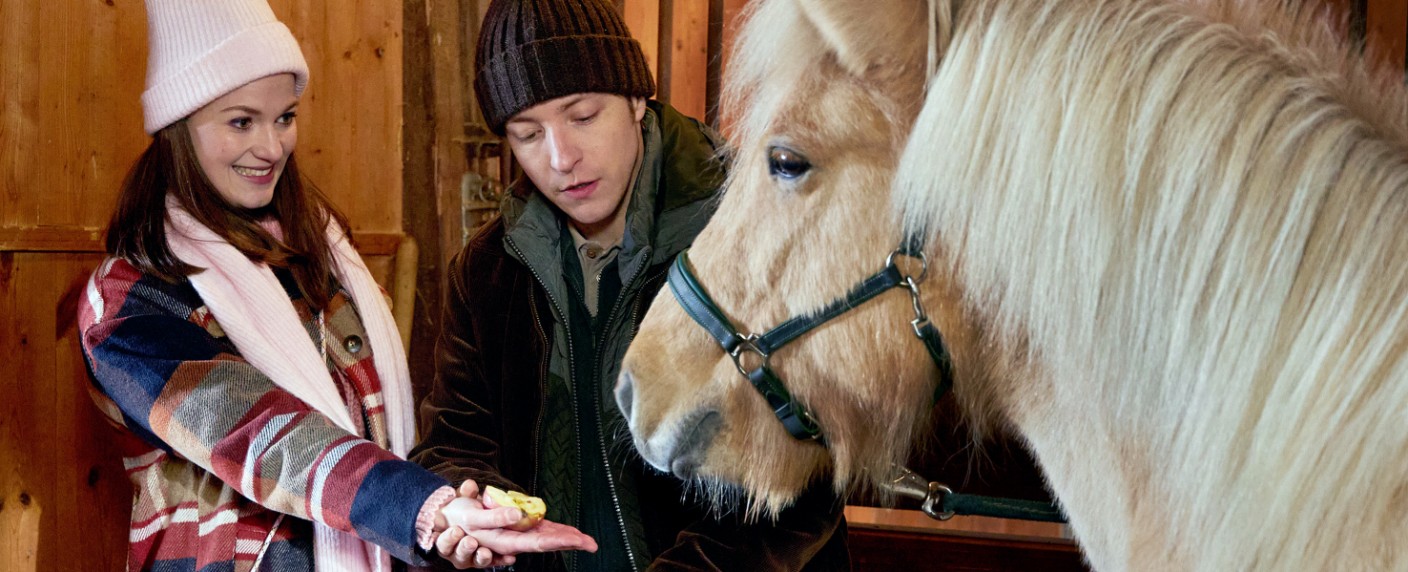 „Sturm der Liebe“: Gestresste Großstädterin neu am Fürstenhof – Michaela Weingartner verstärkt den Hauptcast der ARD-Telenovela – Bild: ARD/​Bojan Ritan