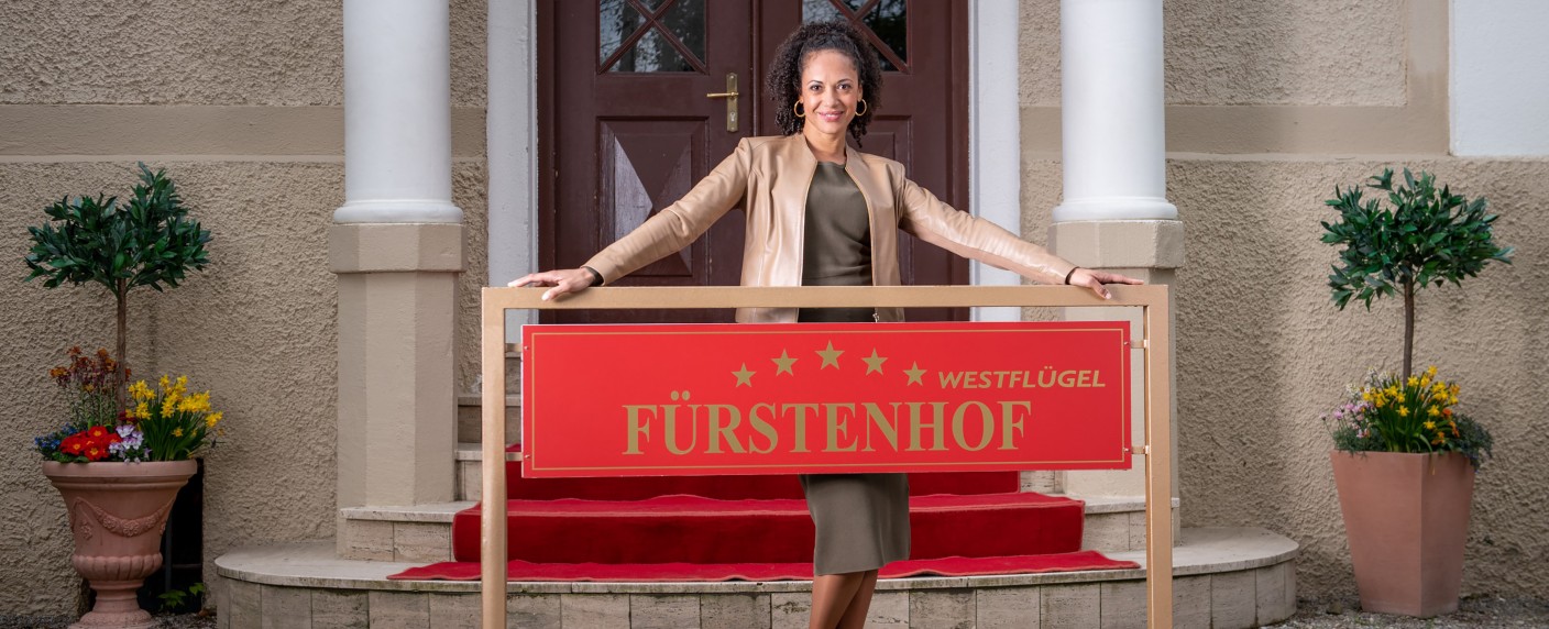 „Sturm der Liebe“: Weiblicher Neuzugang verdreht Robert Saalfeld den Kopf – Theaterschauspielerin Dionne Wudu steigt bei ARD-Telenovela ein – Bild: ARD/​Christof Arnold