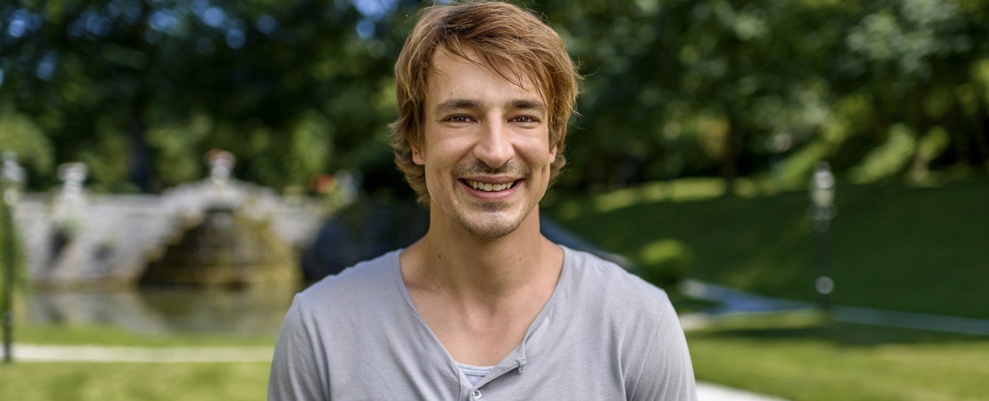 „Sturm der Liebe“: Verlorener Sohn taucht auf – Sebastian Fischer stößt als Viktor Saalfeld zum Hauptcast – Bild: ARD/​Christof Arnold