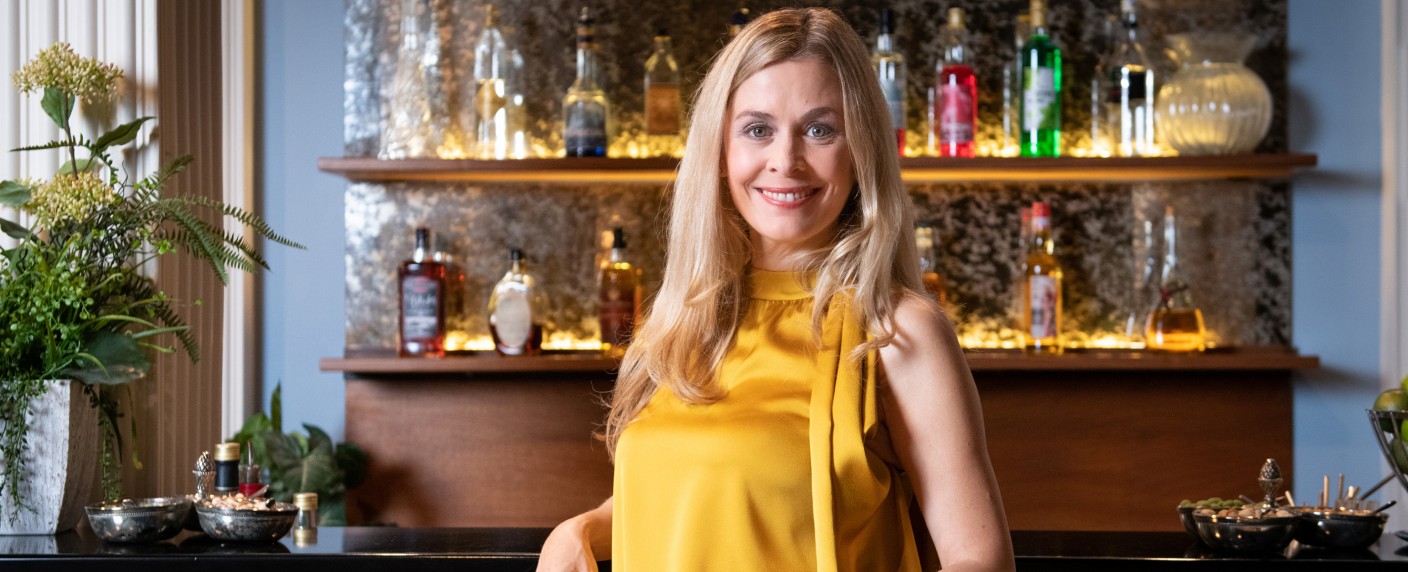 „Sturm der Liebe“: Ex-„Verbotene Liebe“-Star sorgt für Flirtoffensive am Fürstenhof – Tanja Lanäus verstärkt ARD-Telenovela – Bild: ARD/​Christof Arnold