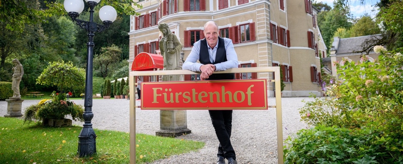 „Sturm der Liebe“: „Lindenstraße“- und „Rote Rosen“-Veteran schlägt am Fürstenhof auf – Thorsten Nindel als Privatdetektiv für Christoph Saalfeld – Bild: ARD/​Christof Arnold