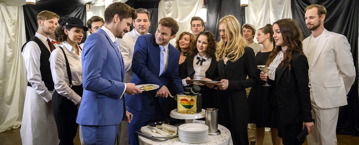 „Sturm der Liebe“: Larissa Marolt und Sebastian Fischer kehren zurück – Boris Saalfeld und Tobias Ehrlinger heiraten am Fürstenhof – Bild: ARD/​Christof Arnold