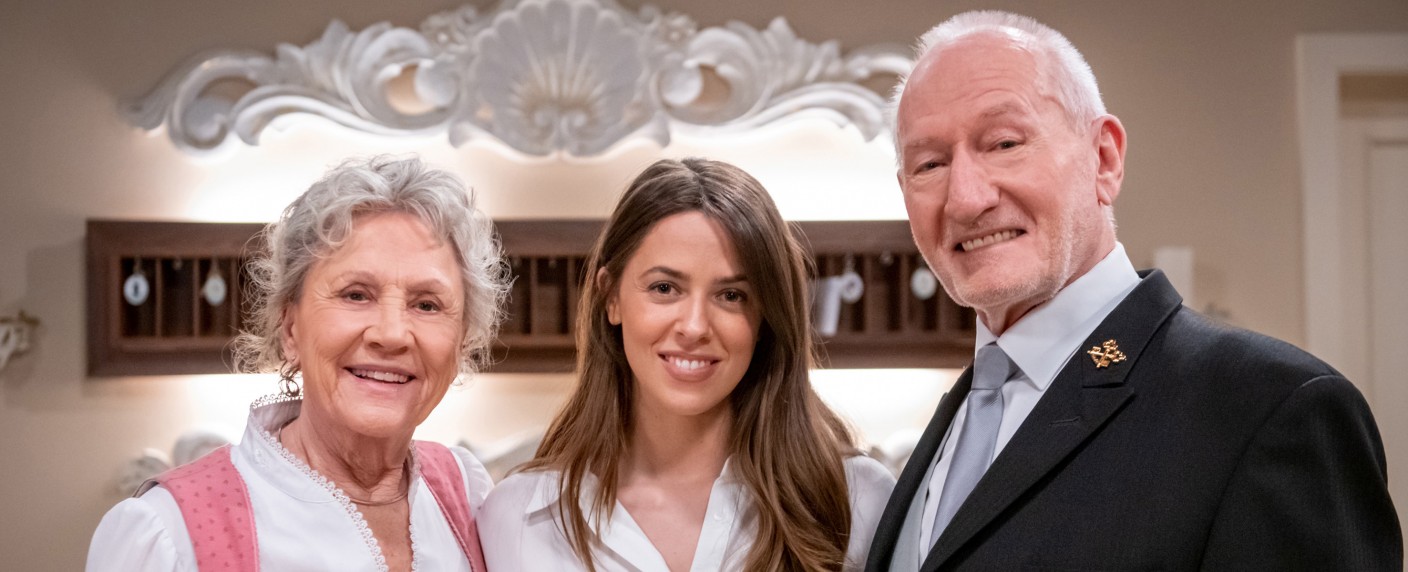 „Sturm der Liebe“: Schlagerstar Vanessa Mai besucht Telenovela – Gastauftritt der Sängerin in ARD-Nachmittagsserie – Bild: ARD/​Christof Arnold