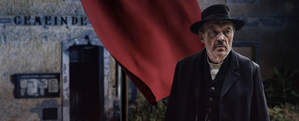 „Sturm kommt auf“: Schuster Julius Kraus (Josef Hader) – Bild: ZDF/Fabio Eppensteiner/[M] Claussen+Putz Filmproduktion GmbH