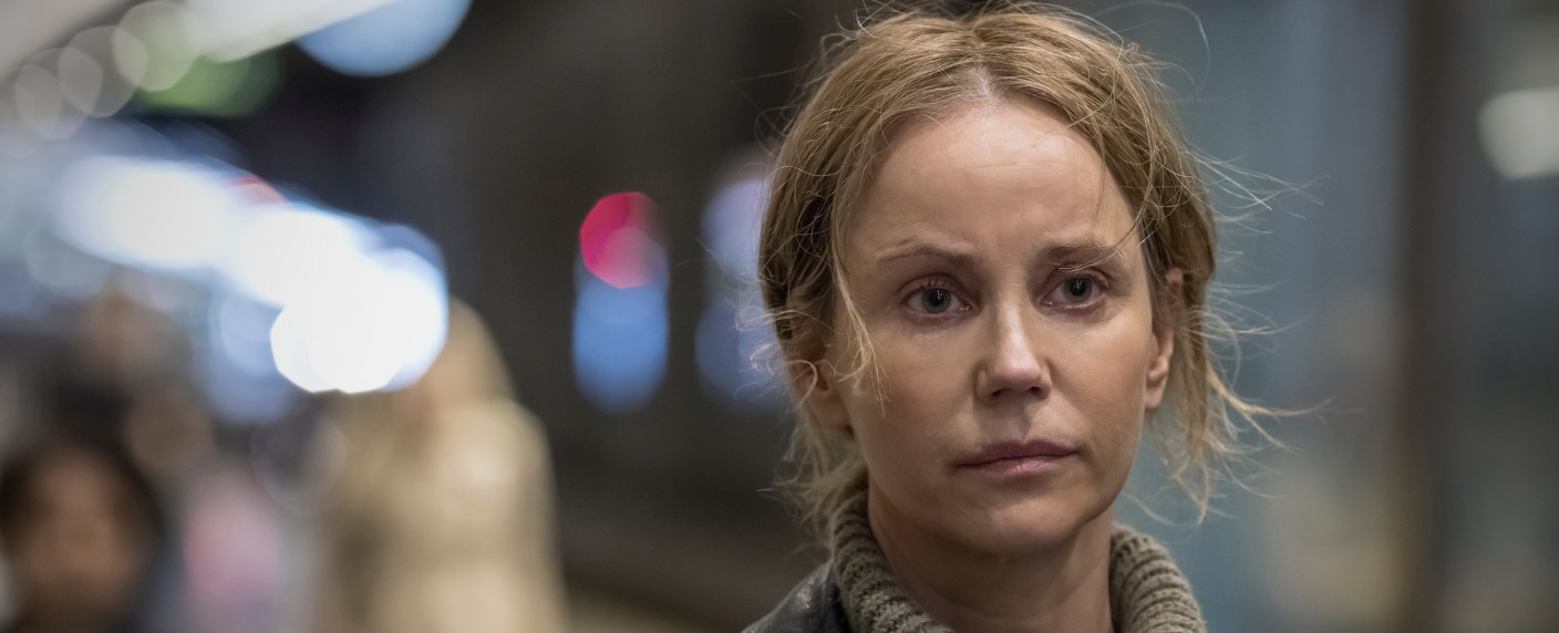 „Iris – Die Wahrheit“: Leiche im Wald, Geist vor dem Haus – Review – Routiniert durchkonzipierte Krimi-Miniserie mit „Die Brücke“-Star Sofia Helin – Bild: ZDF /​ Carolina Romare