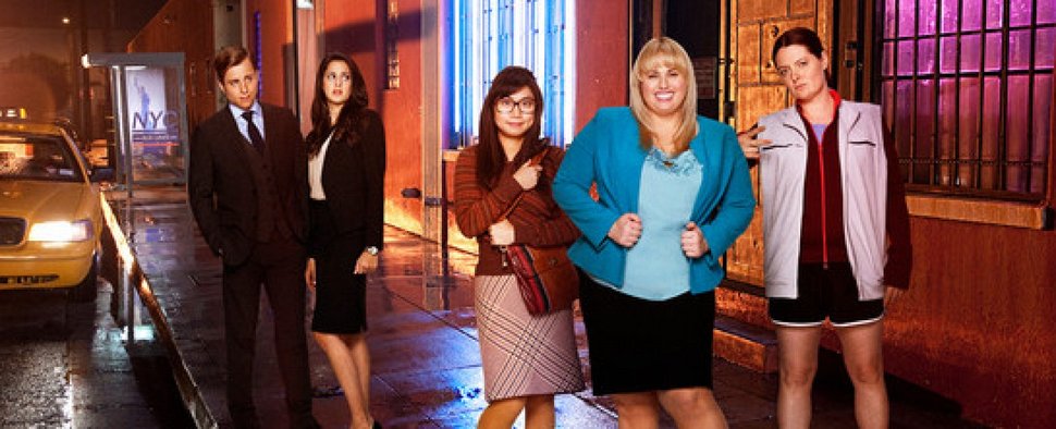 Das Ensemble von „Super Fun Night“ mit Hauptdarstellerin Rebel Wilson (2. v. r.) – Bild: Warner Bros. TV