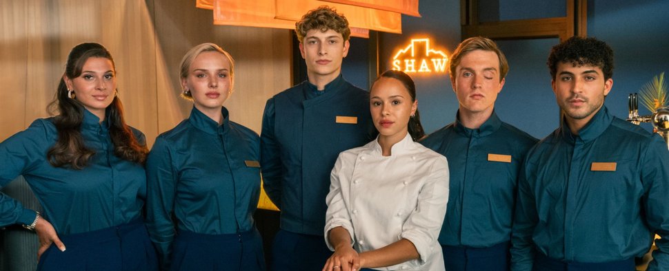„Superior“ mit (v. l.) Manal Raga a Sabit, Jule Hermann, Jonathan Kriener, Zoe Fürman, Kjell Brutscheidt und Lukas von Horbatschewsky – Bild: Prime Video