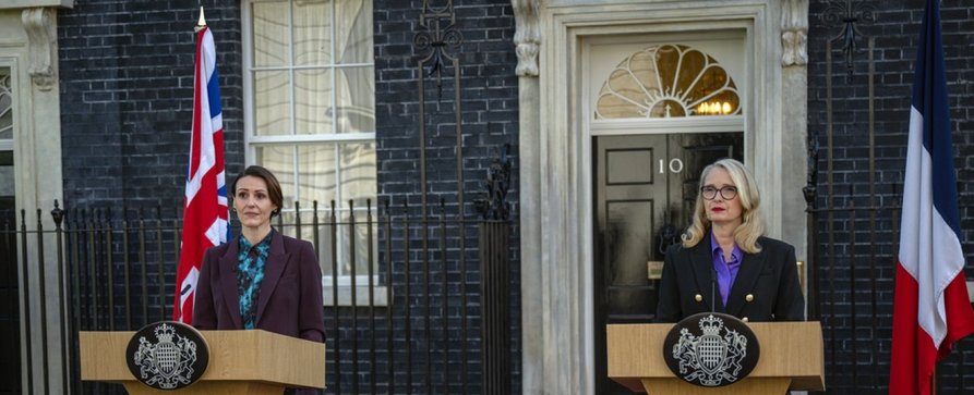 „Hostage“: Netflix-Thrillerserie mit Suranne Jones und Julie Delpy startet diesen Sommer – Zwei Regierungschefinnen geraten bei Staatsbesuch in Bedrängnis – Bild: Netflix/​Des Willie