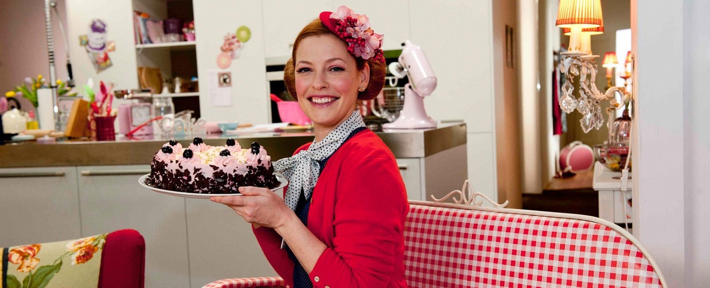 „Sweet & Easy – Enie backt“: Neue Staffel der Backshow demnächst auf sixx – Neue Sommer-Rezepte mit Enie van de Meiklokjes – Bild: sixx/​Claudius Pflug