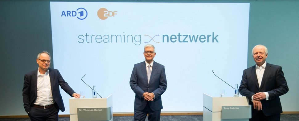 SWR-Intendant Prof. Kai Gniffke, ZDF-Intendant Dr. Thomas Bellut und ARD-Vorsitzender Tom Buhrow stellen das Streaming-Netzwerk vor (v. l. n. r.) – Bild: ZDF/Ralph Orlowski