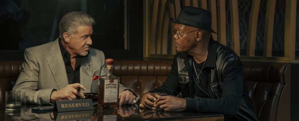 Sylvester Stallone (links) und Samuel L. Jackson in der dritten Staffel von „Tulsa King“ – Bild: Paramount/Atsushi Nishijima