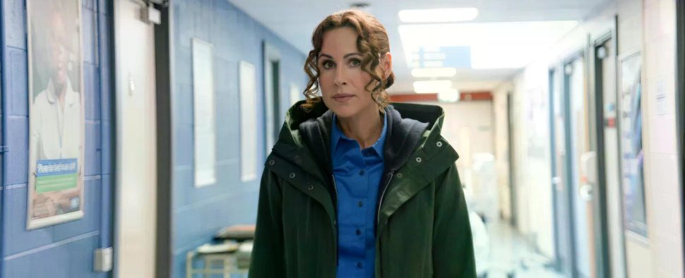 Sylvia „Vox“ Voxley (Minnie Driver) muss den Bankräubern die Stirn bieten. – Bild: Paramount+