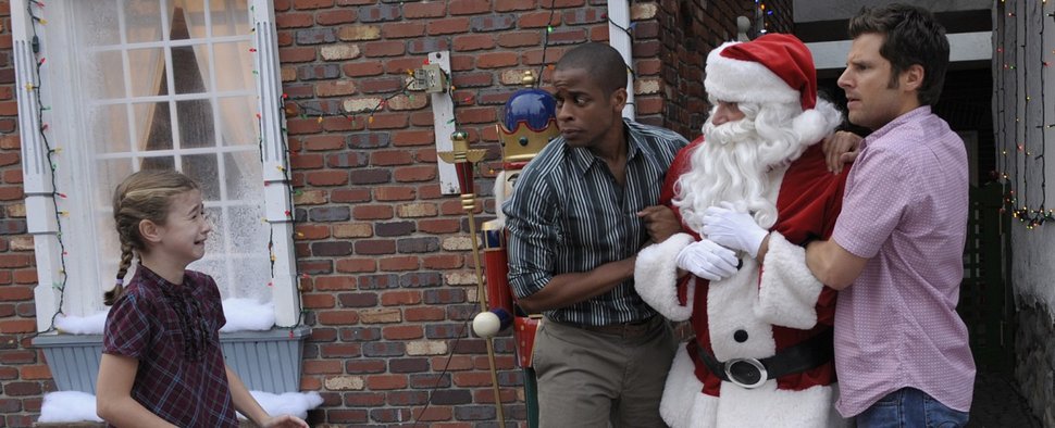 Symbolbild: Shawn (James Roday) und Gus (Dulé Hill) mit einem Weihnachtsmann in der Folge „Es begab sich aber zu der Zeit … viel zu viel!“ aus der dritten Staffel – Bild: USA Network