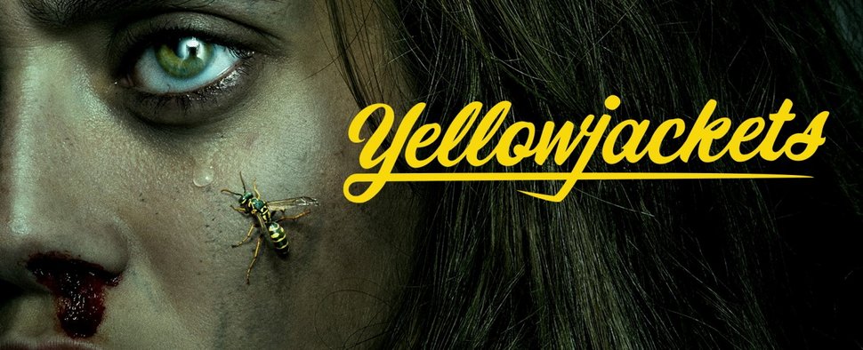 Symbolbild zu „Yellowjackets“: Eine angespannte junge Frau, eine Träne, eine blutige Nase und ein Yellowjacket – Bild: Showtime/Creative Engine Entertainment