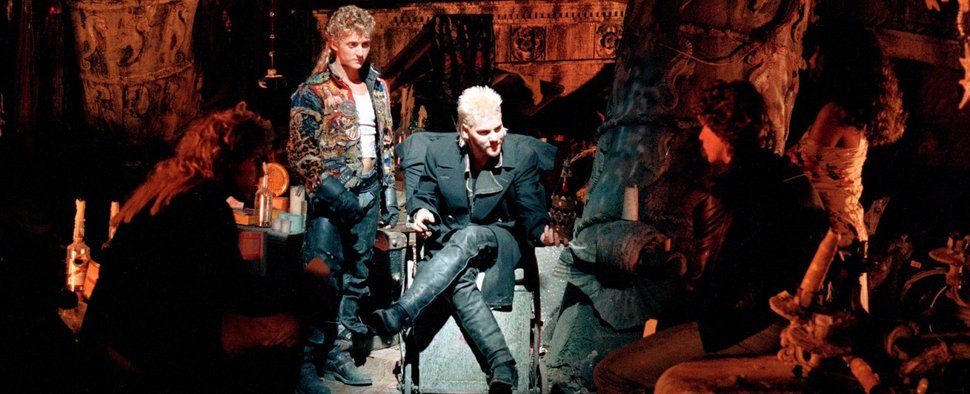 Szenenbild aus dem Film „The Lost Boys“, in der Mitte Kiefer Sutherland mit blondierten Haaren – Bild: Warner Bros.