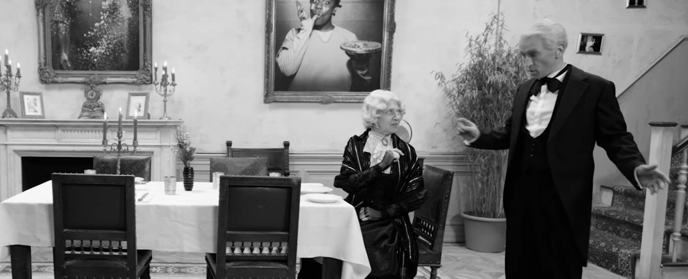 „Dinner for One“: Netflix legt Klassiker mit einem Twist neu auf – Silvester-Klassiker wird zum 16-minütigen Werbevideo – Bild: Netflix