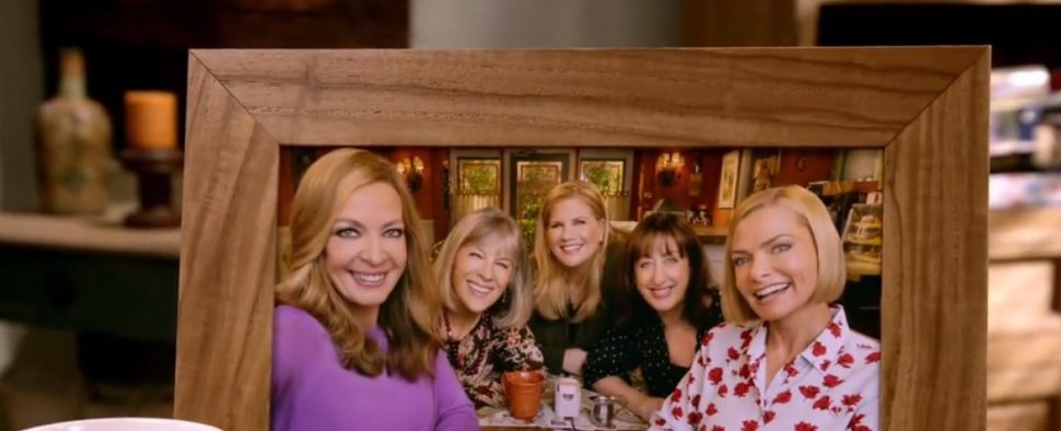 Szenenbild der Protagonistinnen von „Mom“ aus dem Vorspann der achten Staffel – Bild: CBS