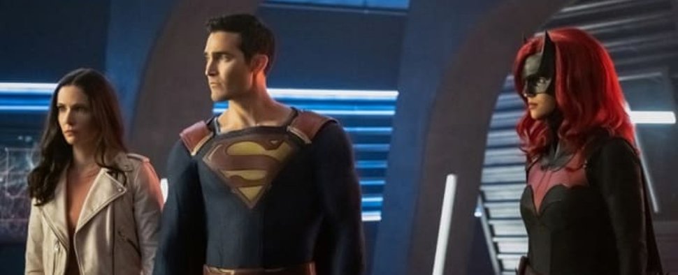 Szenefoto aus „Crisis on Infinite Earths“: Lois Lane (Elizabeth Tulloch), Superman (Tyler Hoechlin) und Batwoman (Ruby Rose) kämpfen 2021 erneut zusammen – Bild: The CW