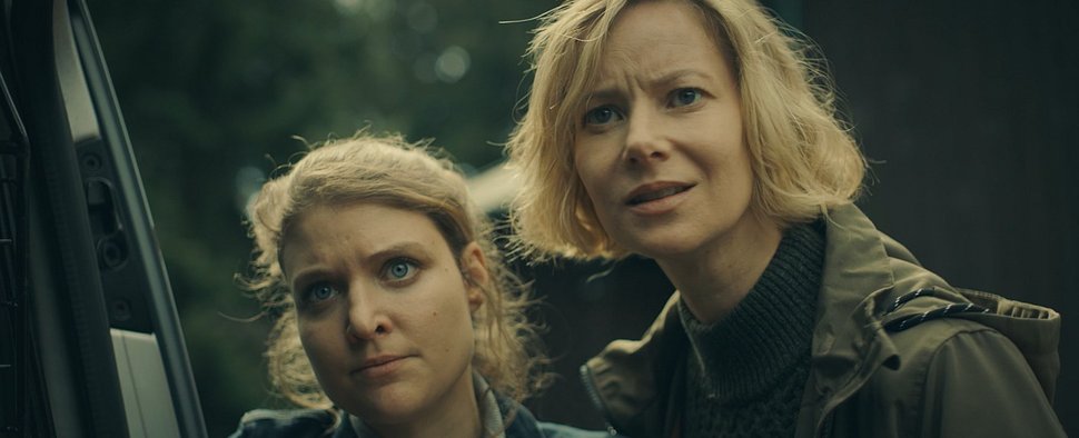 Szenenfoto aus dem jüngsten „Erzgebirgskrimi“: Karina Szabo (Lara Mandoki, r.) mit Saskia Bergelt (Teresa Weißbach, l.) – Bild: ZDF/Conrad Lobst