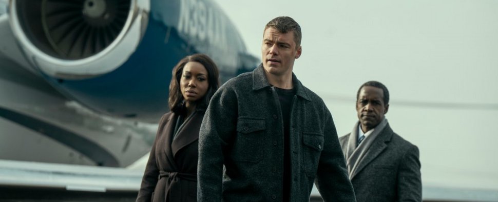Szenenfoto aus der dritten Staffel von „The Night Agent“: (v. l.) Amanda Warren mit Gabriel Basso und Albert Jones – Bild: Netflix/Christopher Saunders