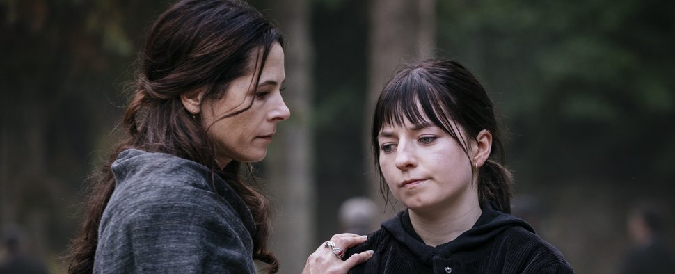 Szenenfoto aus Staffel 1 von „Sanctuary: A Witch’s Tale“: Mutter Sarah (Elaine Cassidy) sorgt sich um Tochter Harper (Hazel Doupe) – Bild: AMC