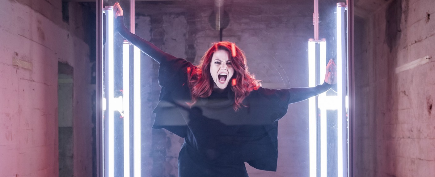 Comedienne Tahnee macht satirischen Wochenrückblick online – Neues Format „Tahnee.7“ ab sofort in der ARD Mediathek – Bild: SWR/​riverside/​Guido Schröder