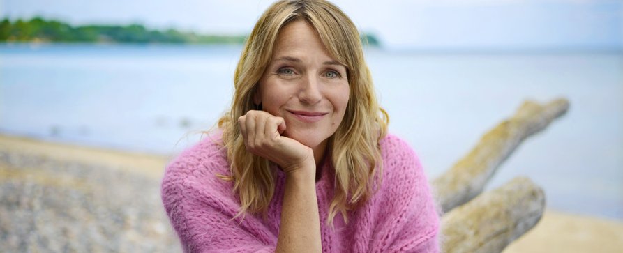 „Praxis mit Meerblick“ mit Tanja Wedhorn: An diesem Tag starten die neuen Folgen – Rückkehr der ARD-Erfolgsreihe am Freitagabend – Bild: ARD Degeto Film/Arnim Thomaß „Praxis mit Meerblick“ mit Tanja Wedhorn: An diesem Tag starten die neuen Folgen – Rückkehr der ARD-Erfolgsreihe am Freitagabend – Bild: ARD Degeto Film/Arnim Thomaß