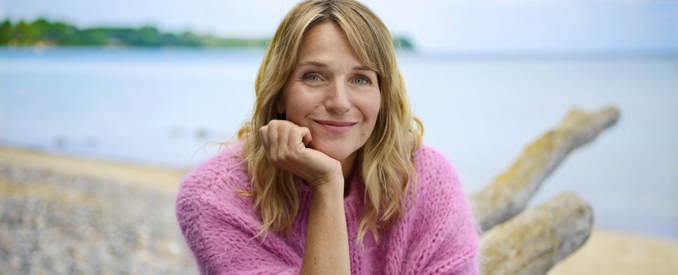 Tanja Wedhorn als Inselärztin Nora Kaminski – Bild: ARD Degeto Film/Arnim Thomaß