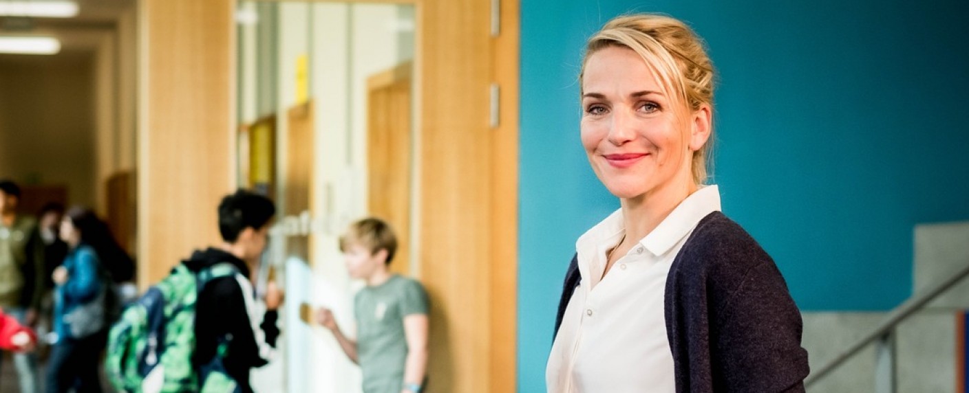 ZDF verschiebt neue Serie „Fritzie“ und neue Folgen von „Tonio & Julia“ und „Ella Schön“ – Wiederholungen statt Erstausstrahlungen – Bild: obs/​ZDF/​Gordon Muehle