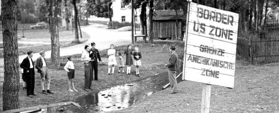 Das historische Vorbild: Der Tannbach trennte das Dorf Mödlareuth in einen BRD- und einen DDR-Teil – Bild: Otto Donath (cc-Lizenz)