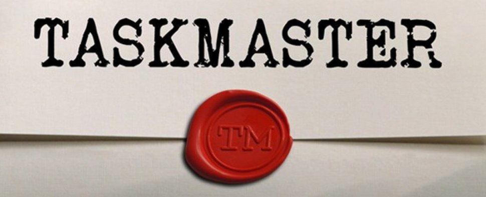 "Taskmaster": RTL adaptiert britische Comedy-Spielshow – Atze Schröder stellt Tall, Krebs, Rizzo, Kunze und Steves verrückte Aufgaben – Bild: Dave