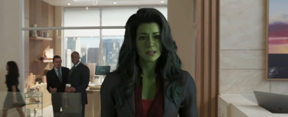 Tatiana Maslany als „She-Hulk: Attorney at Law“ – Bild: Disney+/Screenshot
