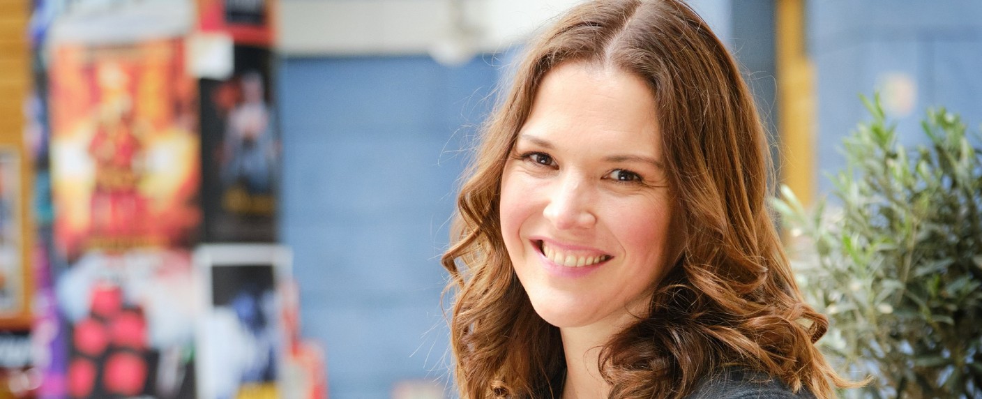 „Unter uns“-Comeback nach 23 Jahren: Tatiani Katrantzi kehrt zurück – Wiedersehen mit Soap-Urgestein Jenny Turner – Bild: TVNOW/​Stefan Behrens